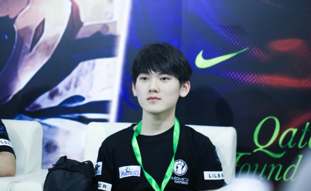 王继德分享了一张与Gugu／王多多的LPL全明星照片：“这两个人真的很帅，对吧？”